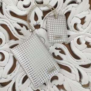Porta passaporte + tag de mala pirâmide prata