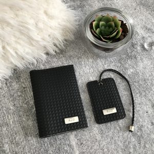 Porta passaporte + tag de mala pirâmide preto